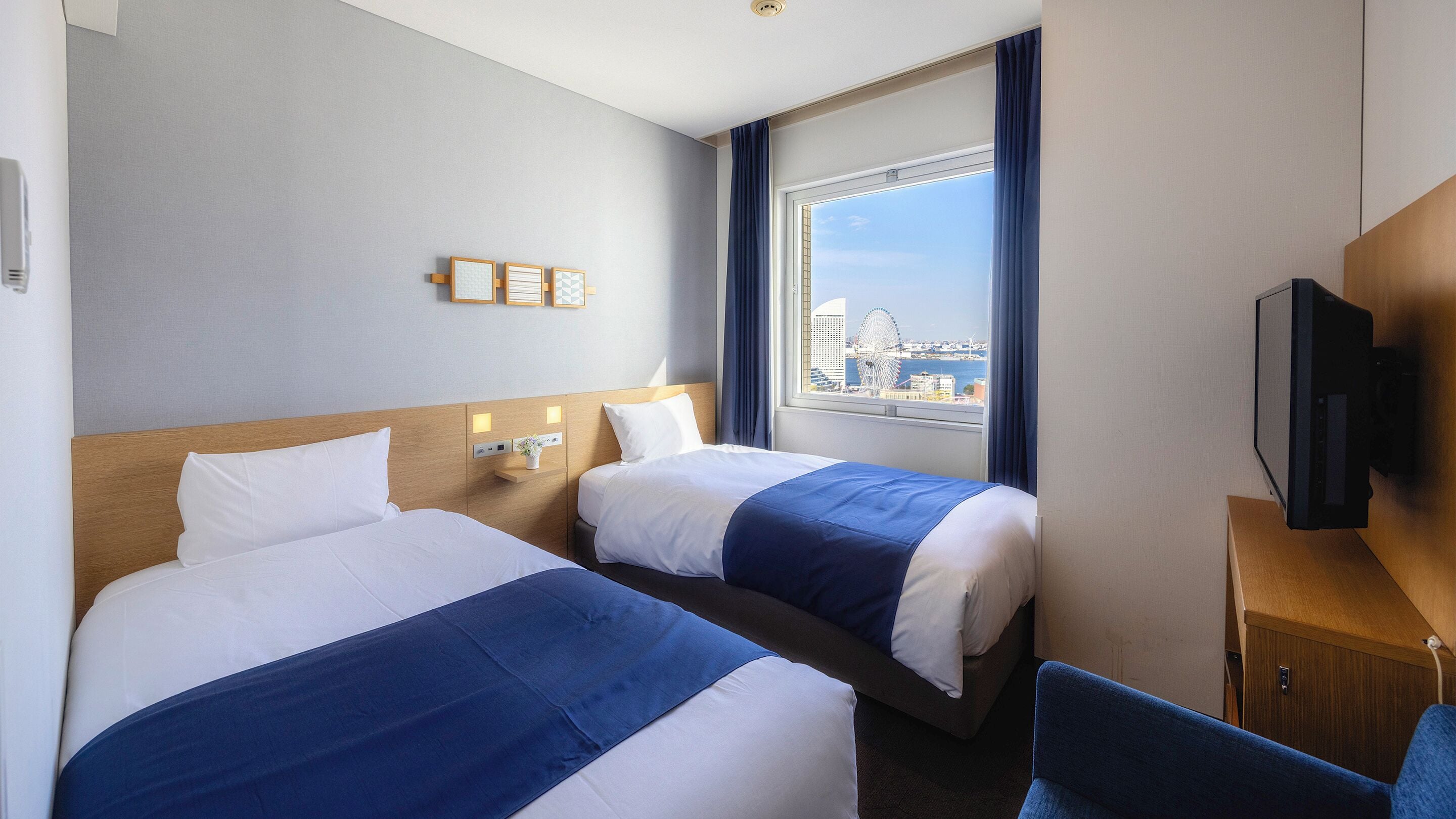 Chambre avec lits jumeaux, non-fumeur (Casual Twin, Night View) | Literie de qualité, couette en duvet, bureau, rideaux d’obscurcissement