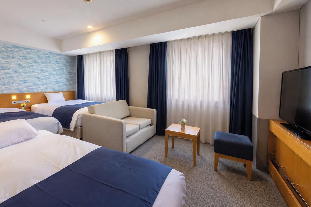 Familierom, ikke-røyk | Sengetøy av topp kvalitet, dundyner, skrivebord og blendingsgardiner