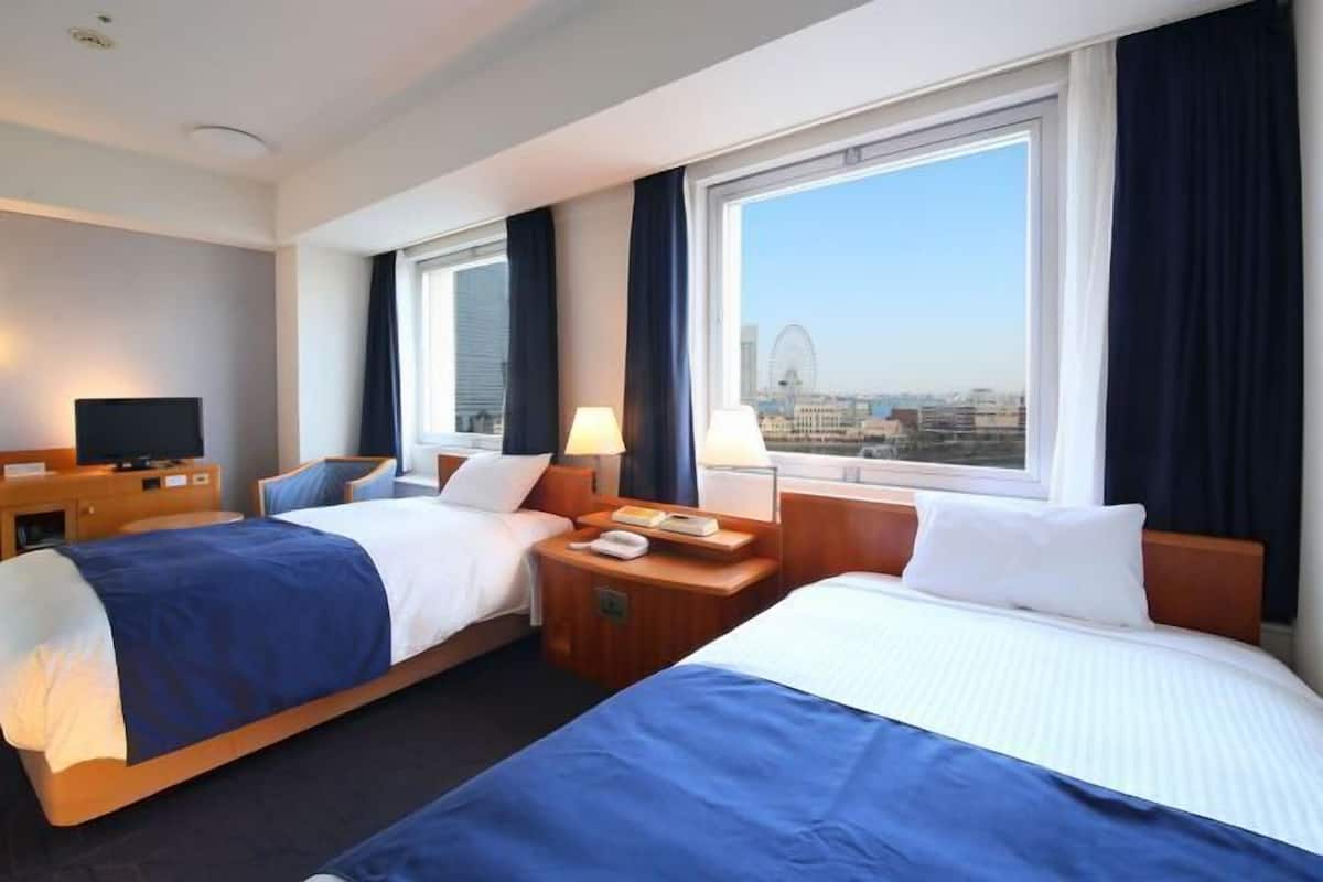 Premium bedding, down duvets, desk, blackout curtains