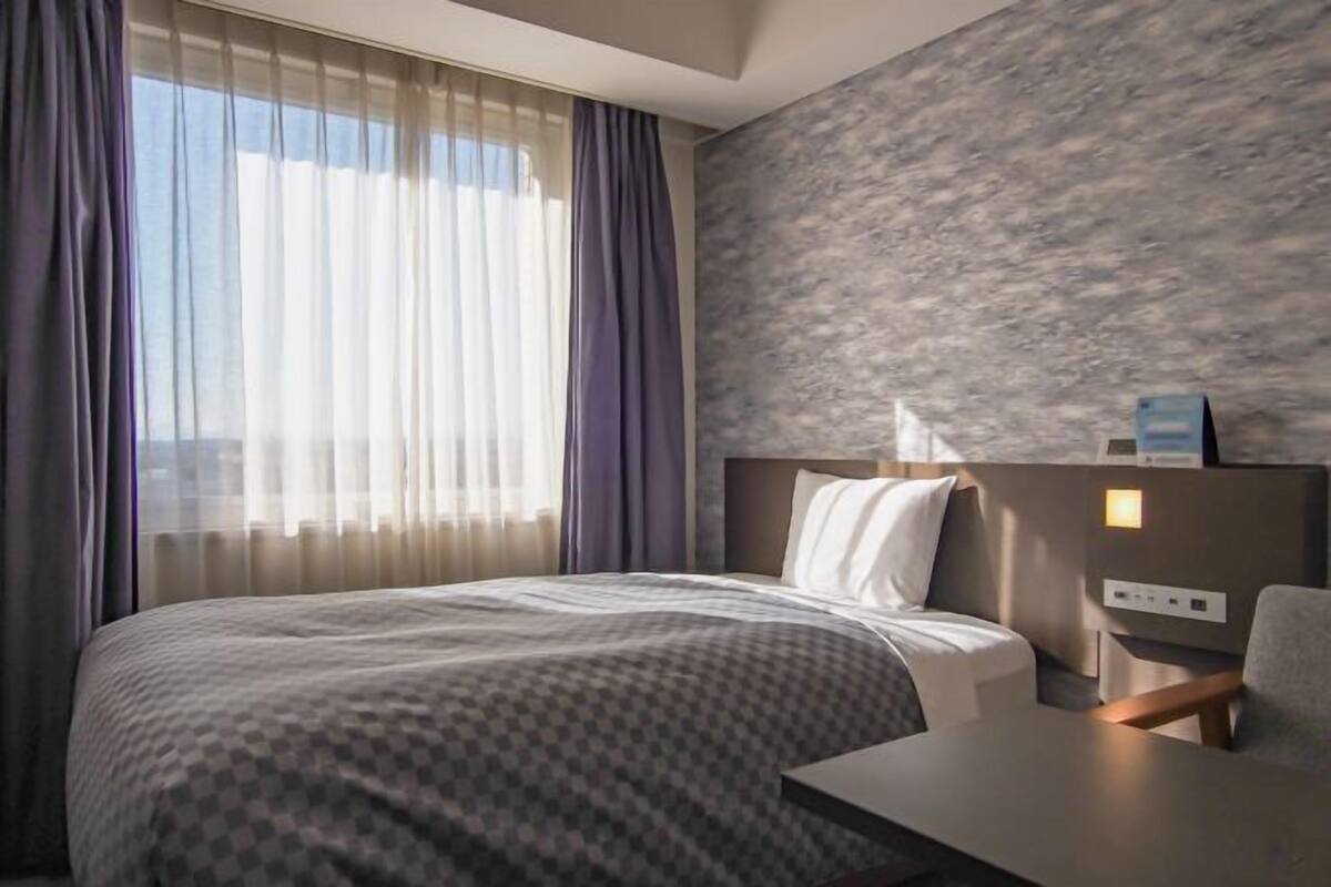 Premium bedding, down duvets, desk, blackout curtains