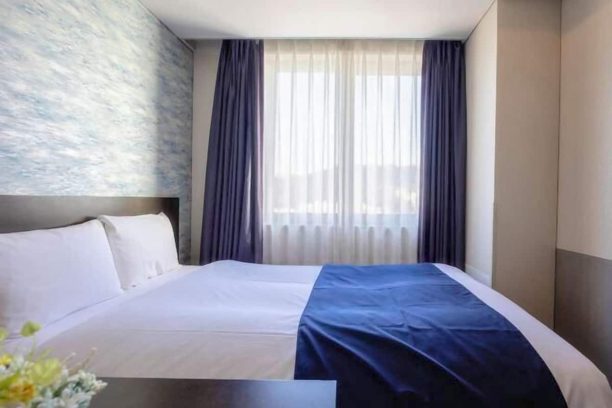 Ropa de cama de alta calidad, edredón, escritorio y cortinas blackout