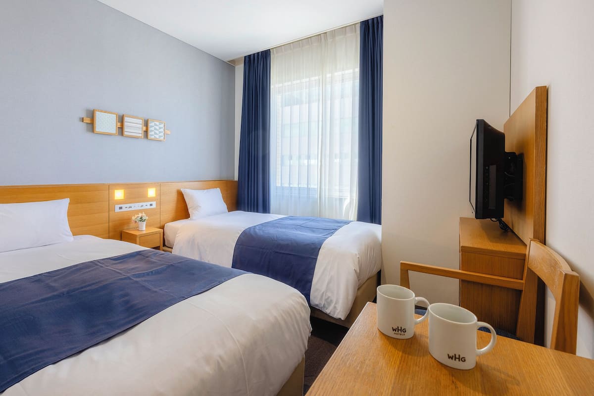 Tomannsrom, ikke-røyk (Casual Twin) | Sengetøy av topp kvalitet, dundyner, skrivebord og blendingsgardiner