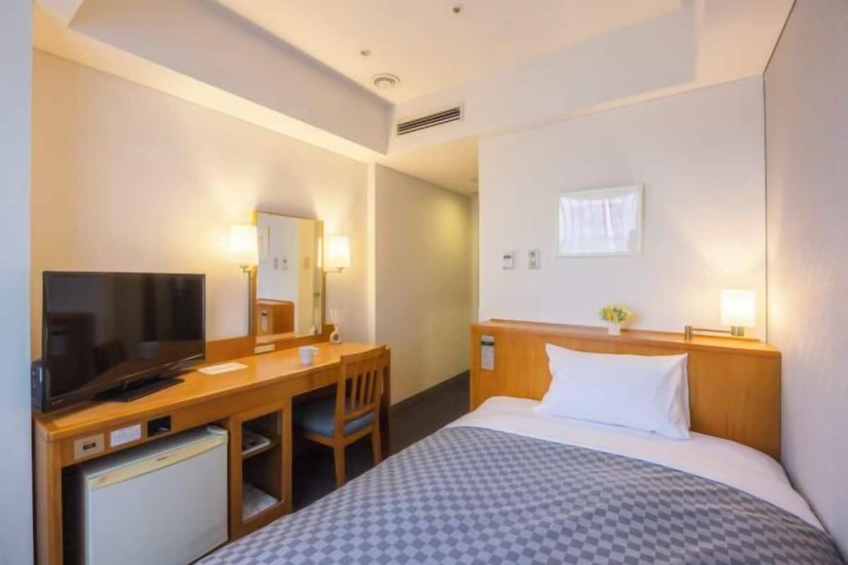 Premium bedding, down duvets, desk, blackout curtains