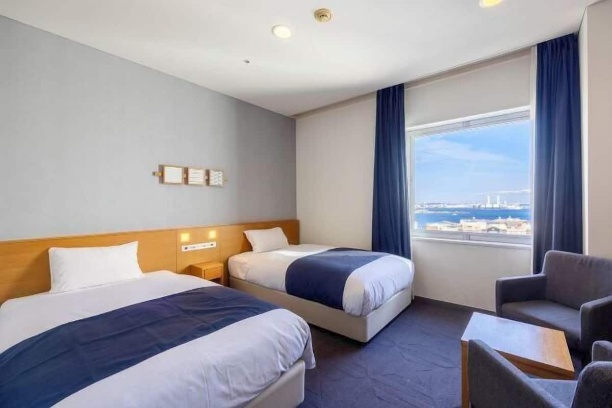 Premium bedding, down duvets, desk, blackout curtains