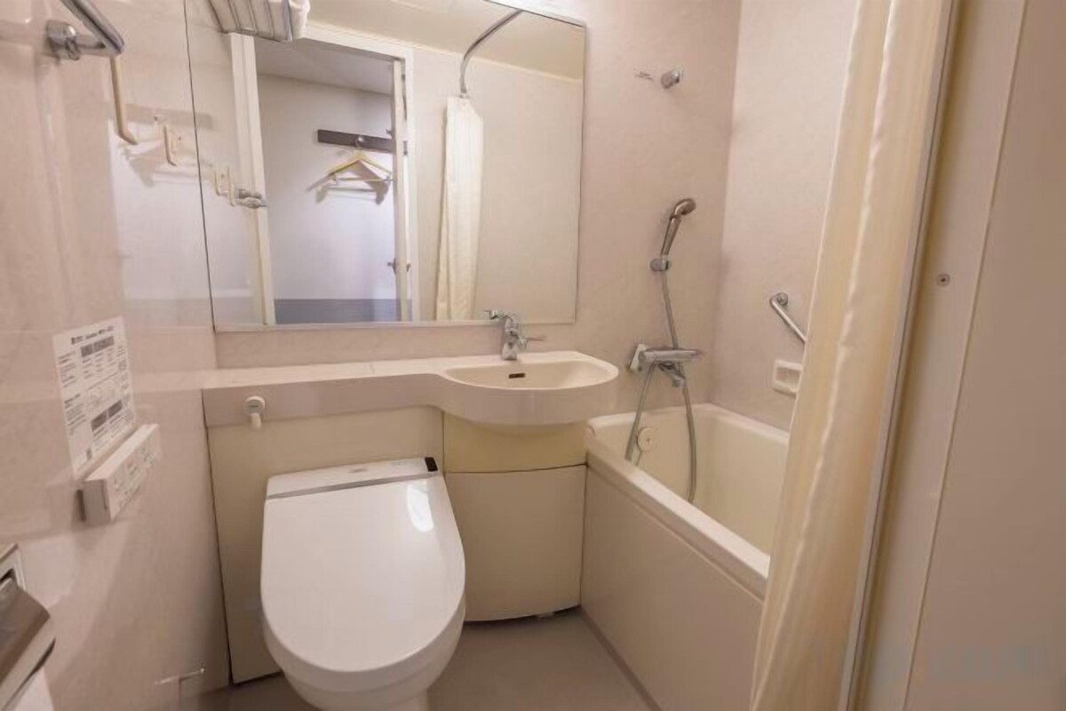Combined shower/tub, rainfall showerhead, free toiletries, hair dryer