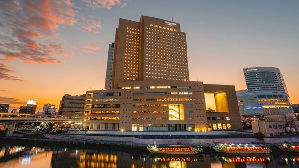 A hotel with multiple floors, a prominent entrance, and a waterfront view. - Yokohama Sakuragicho Washington Hotel (Yokohama)