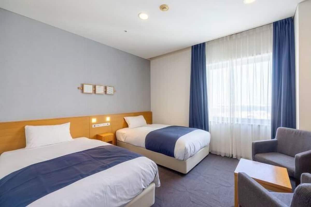 Premium bedding, down duvets, desk, blackout curtains