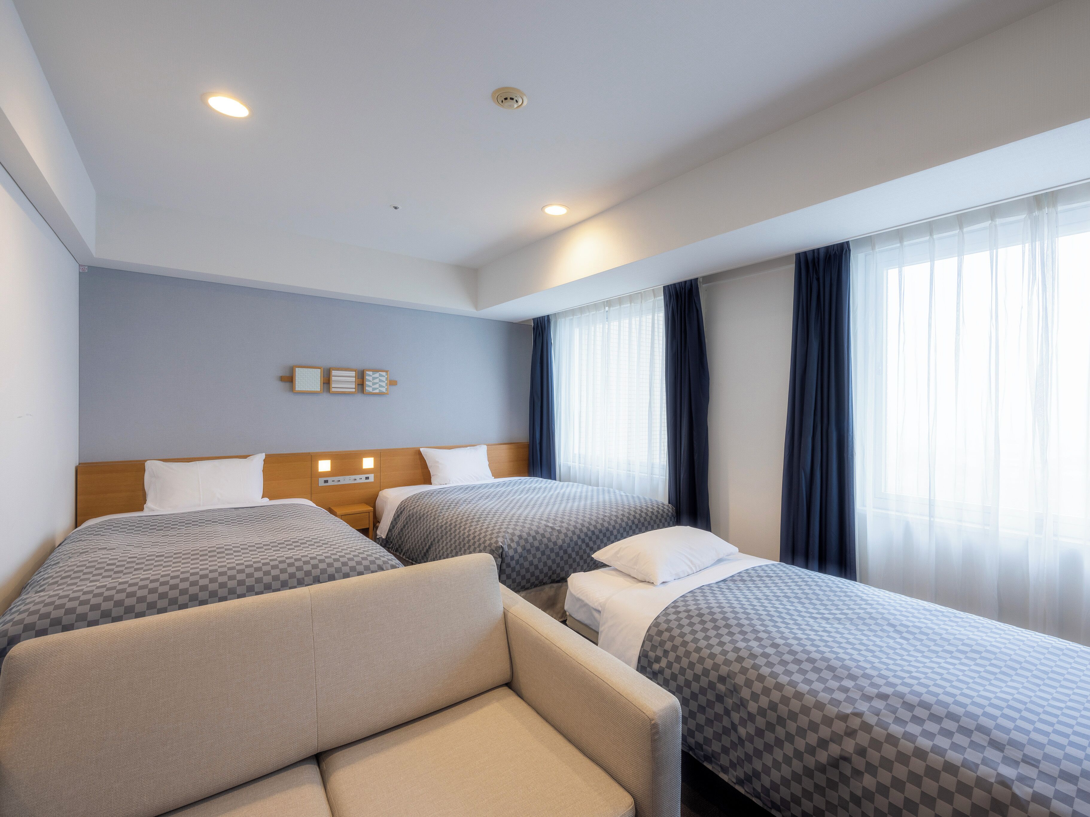 family room (3 people use), non smoking | premium bedding, down duvets, desk, blackout curtains