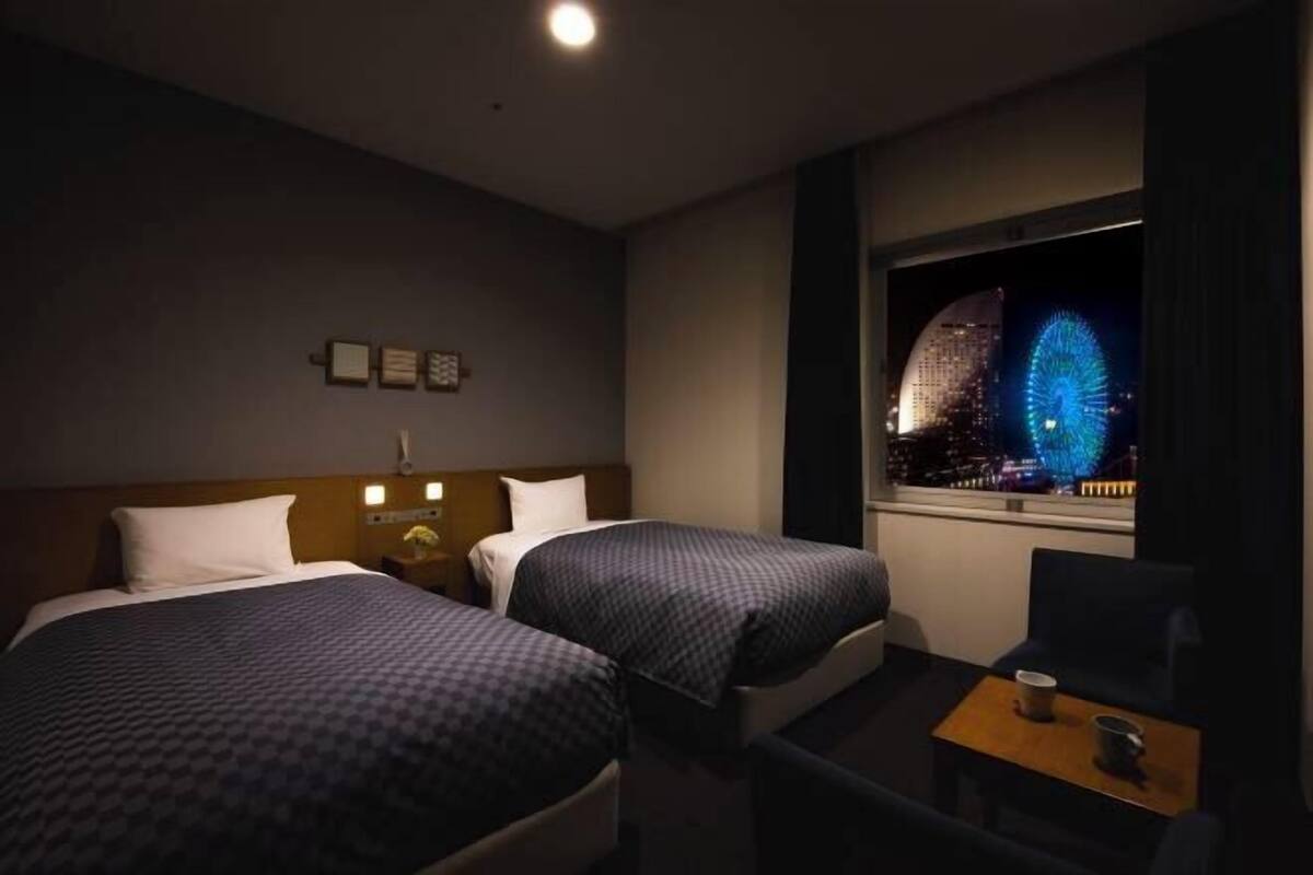 Premium bedding, down duvets, desk, blackout curtains