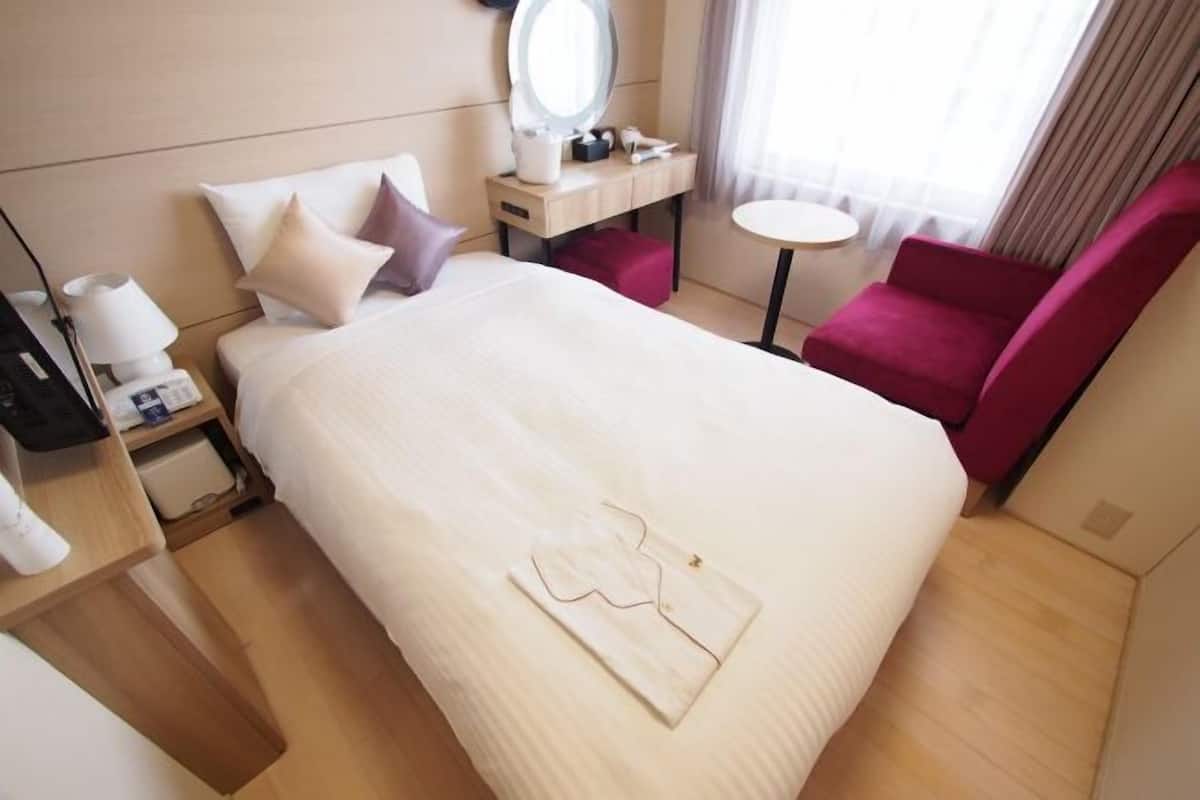 Premium bedding, down duvets, desk, blackout curtains