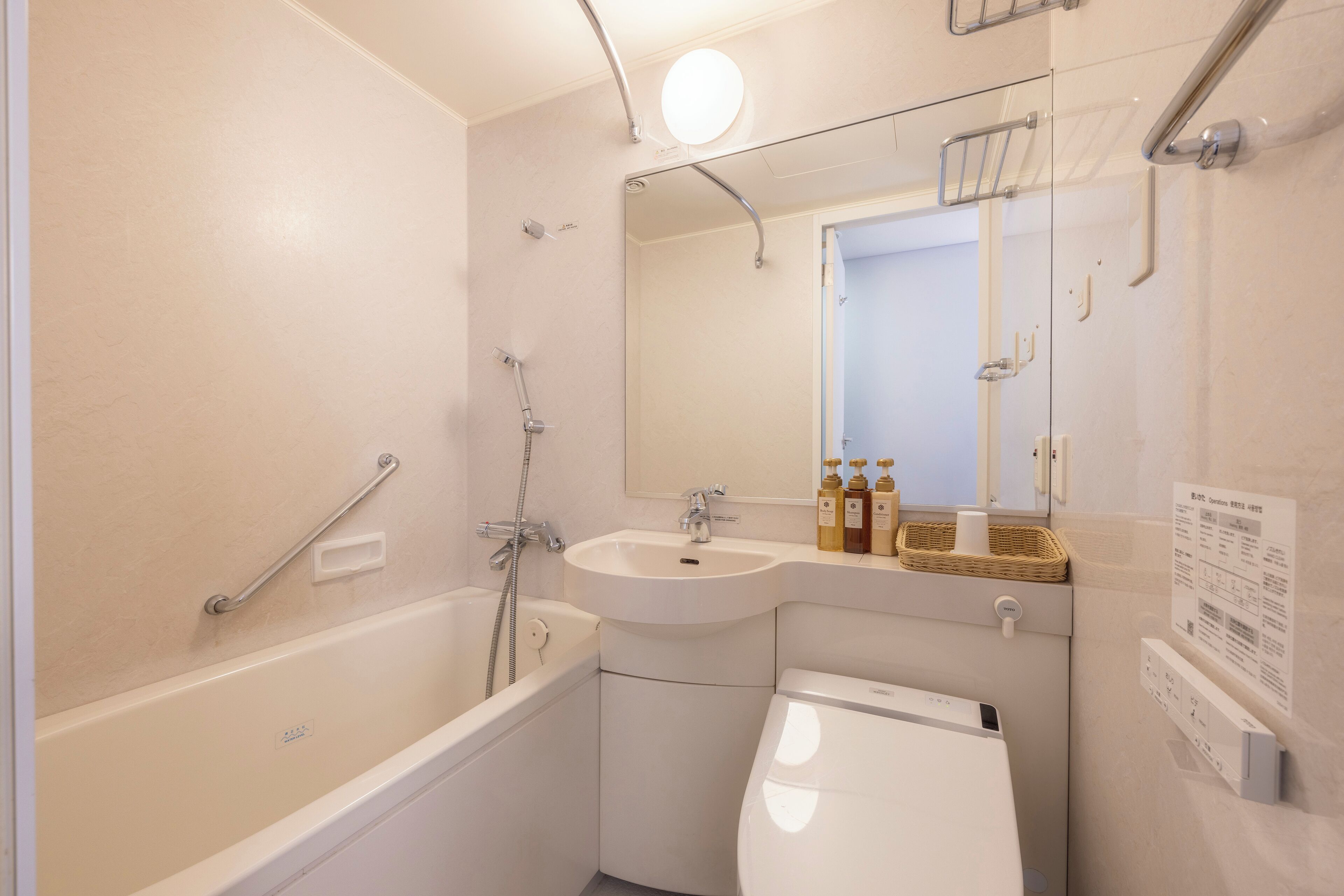 combined shower/bathtub, rainfall showerhead, free toiletries