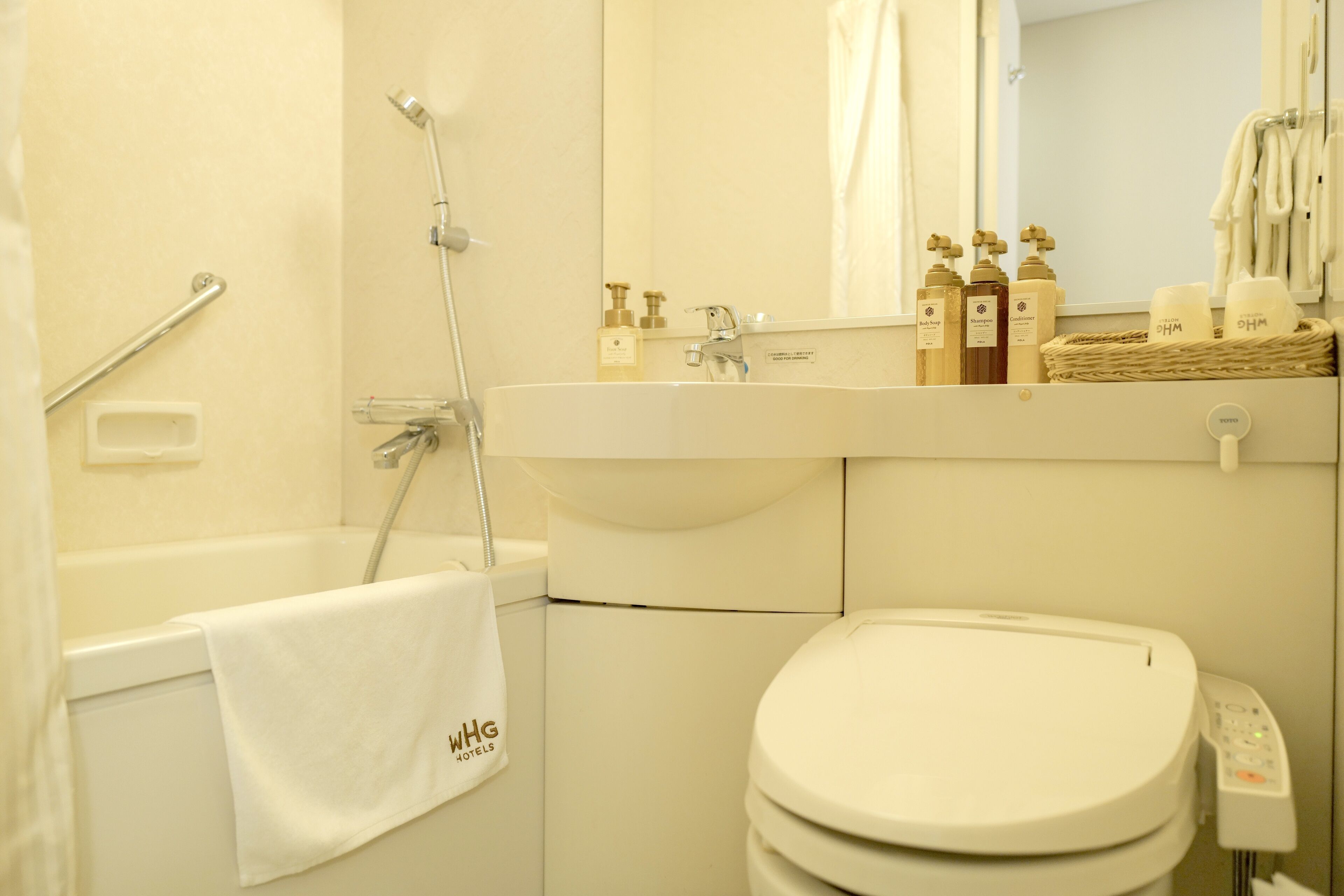 combined shower/bathtub, rainfall showerhead, free toiletries