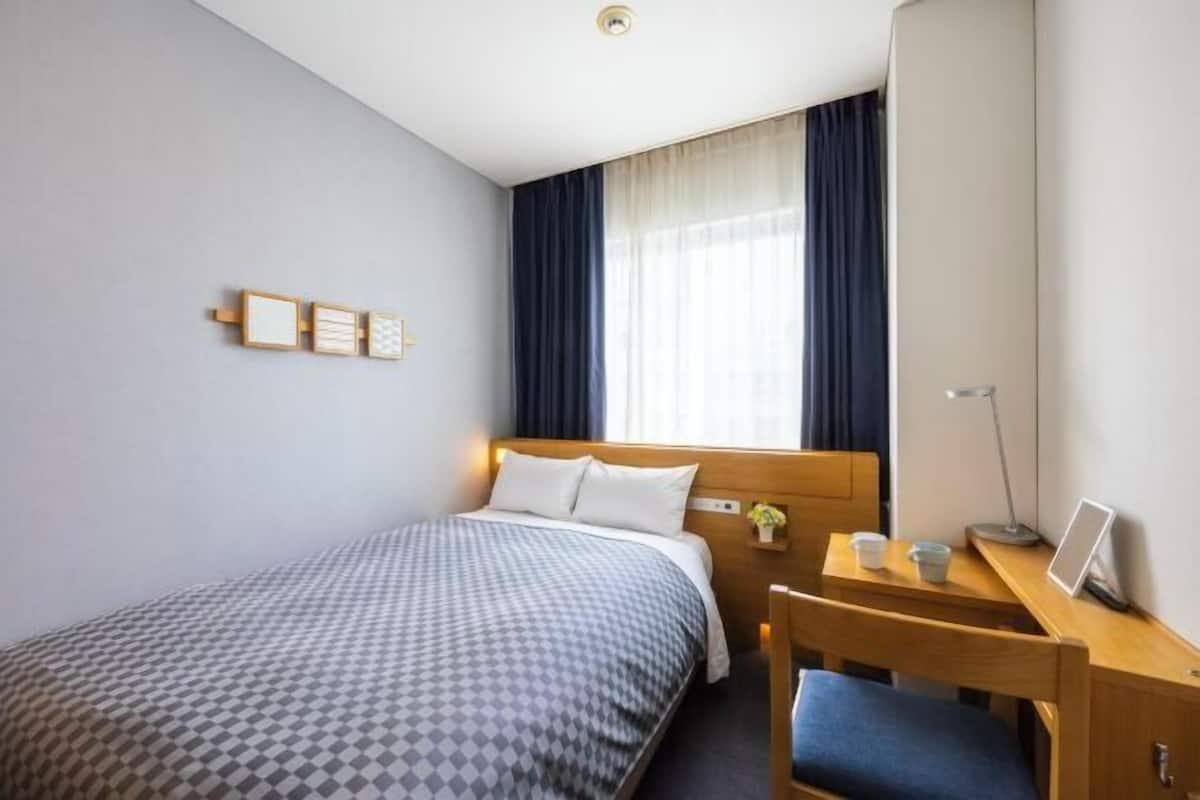 Premium bedding, down duvets, desk, blackout curtains