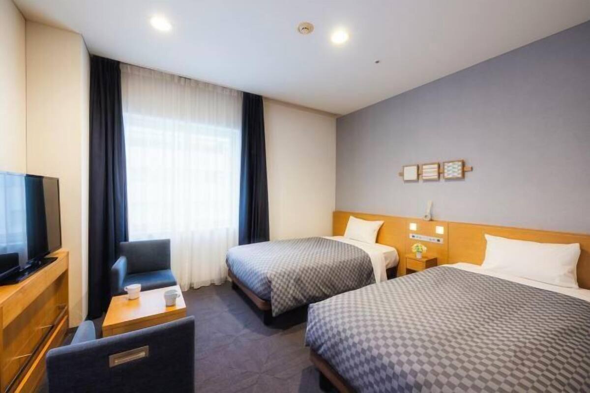 Premium bedding, down duvets, desk, blackout curtains