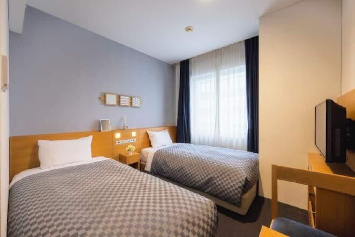 Premium bedding, down duvets, desk, blackout curtains