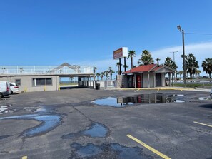 Free self parking - Budget Inn & Suites Shoreline (Corpus Christi)