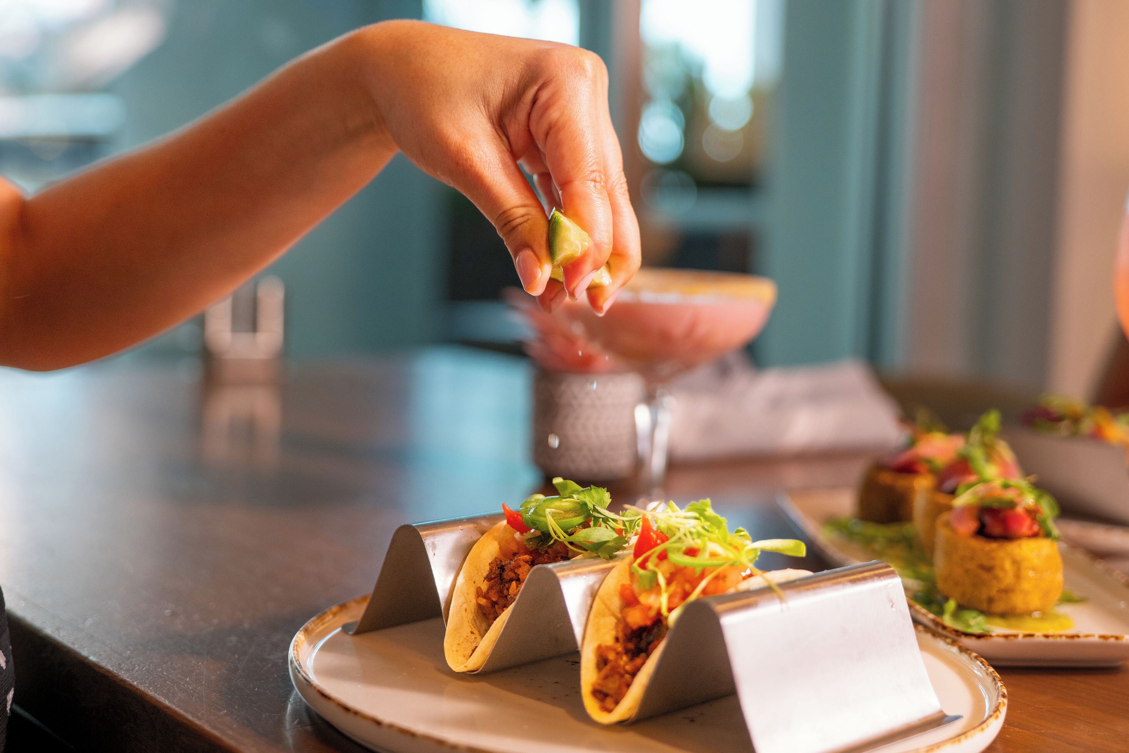 Una mano colocando un adorno en un taco.