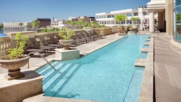 室外游泳池,提供日光浴躺椅