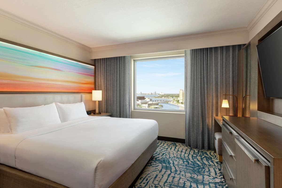 Kamar, 1 Tempat Tidur King, pemandangan teluk | Seprai antialergi, selimut bulu angsa, dan bantalan ekstra lembut