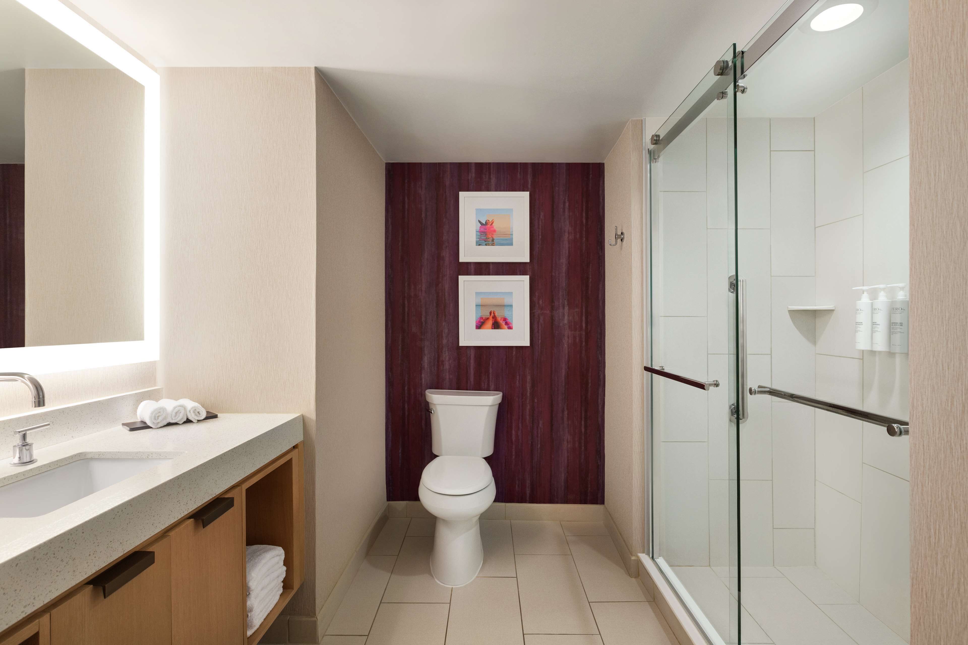 Habitación, 1 cama King size, con acceso para personas discapacitadas, en esquina (Hearing) | Regadera en el baño