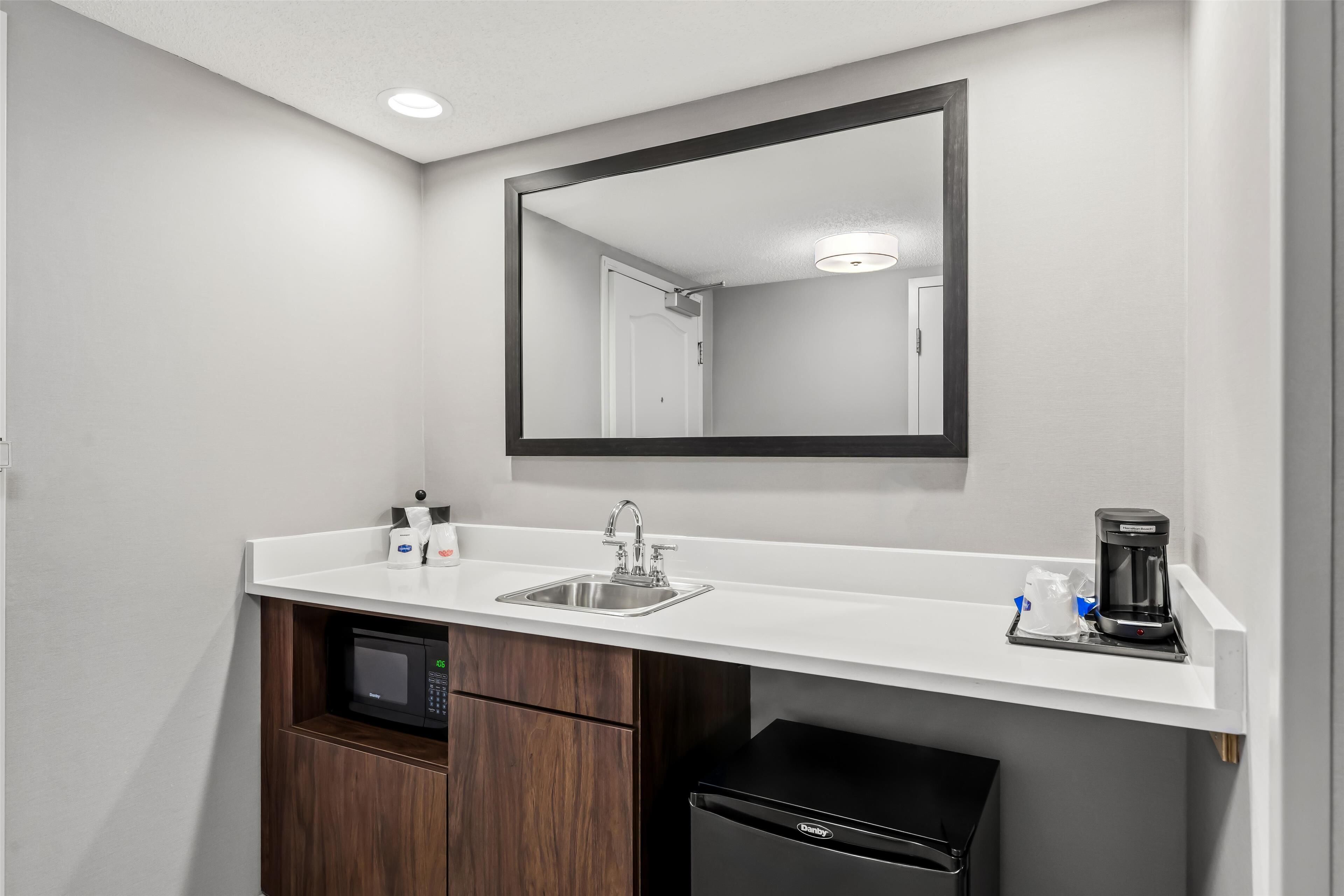 deluxe room, 1 king bed, accessible (hearing accessible) | minibar