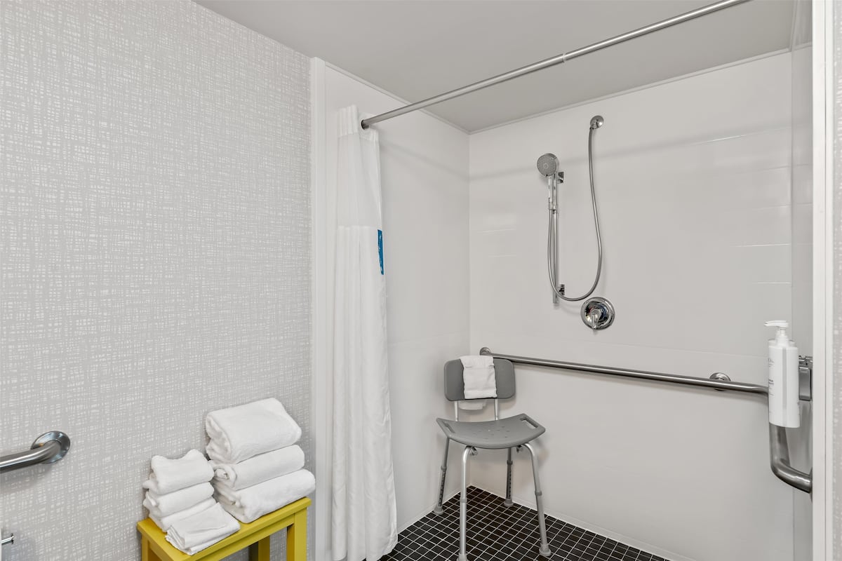 Studio suite, 1 kingsize bed met slaapbank (Hearing Accessible with Rollin Shower) | Badkamer met douche