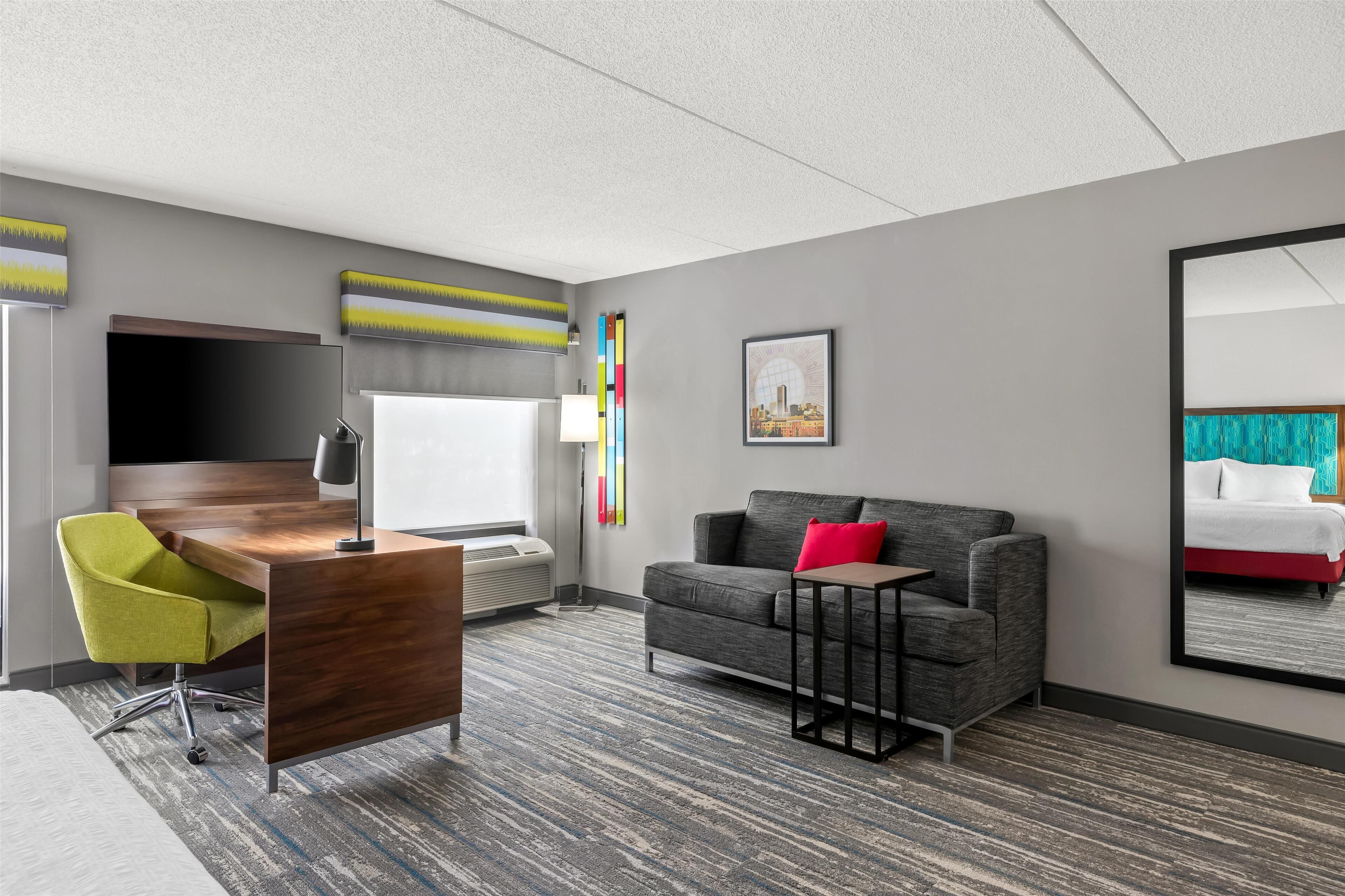 deluxe room, 1 king bed, accessible (hearing accessible) | living area | 37-inch tv with cable channels, pay films