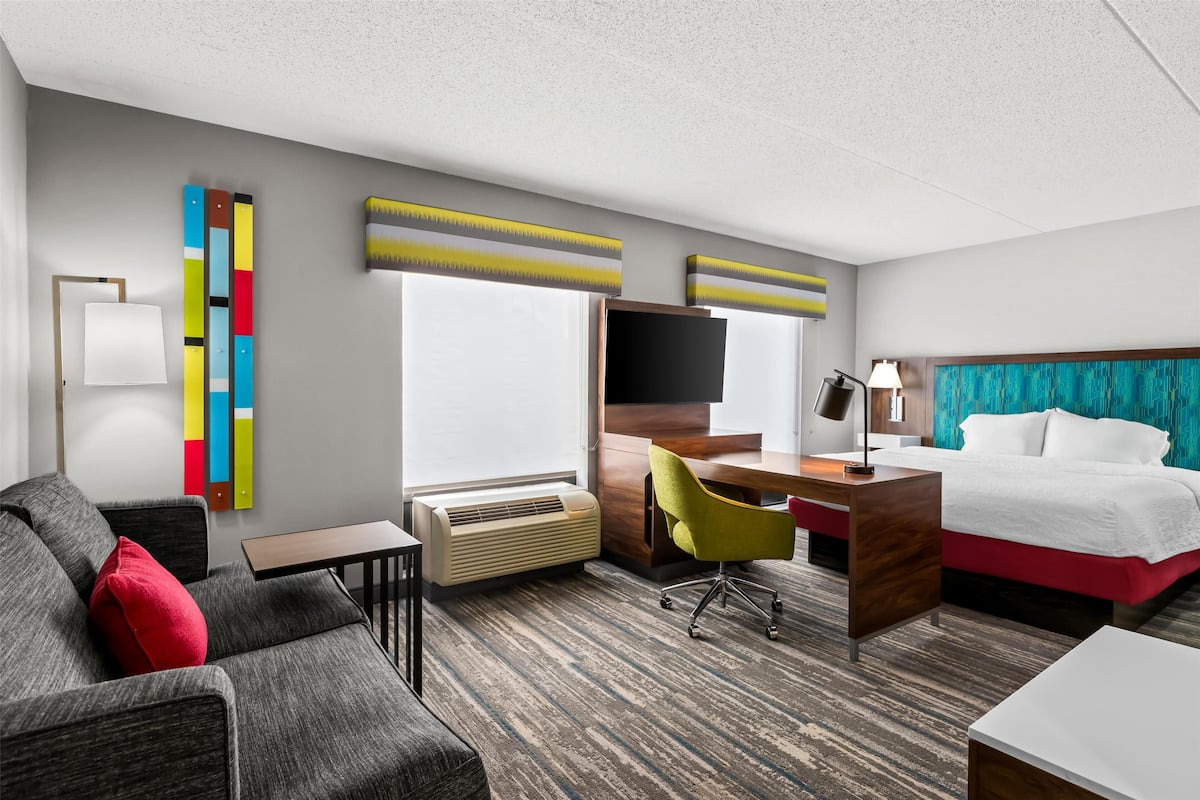 Studio suite, 1 kingsize bed met slaapbank | Woonruimte | Een 37-inch televisie met kabelzenders en betaalfilms