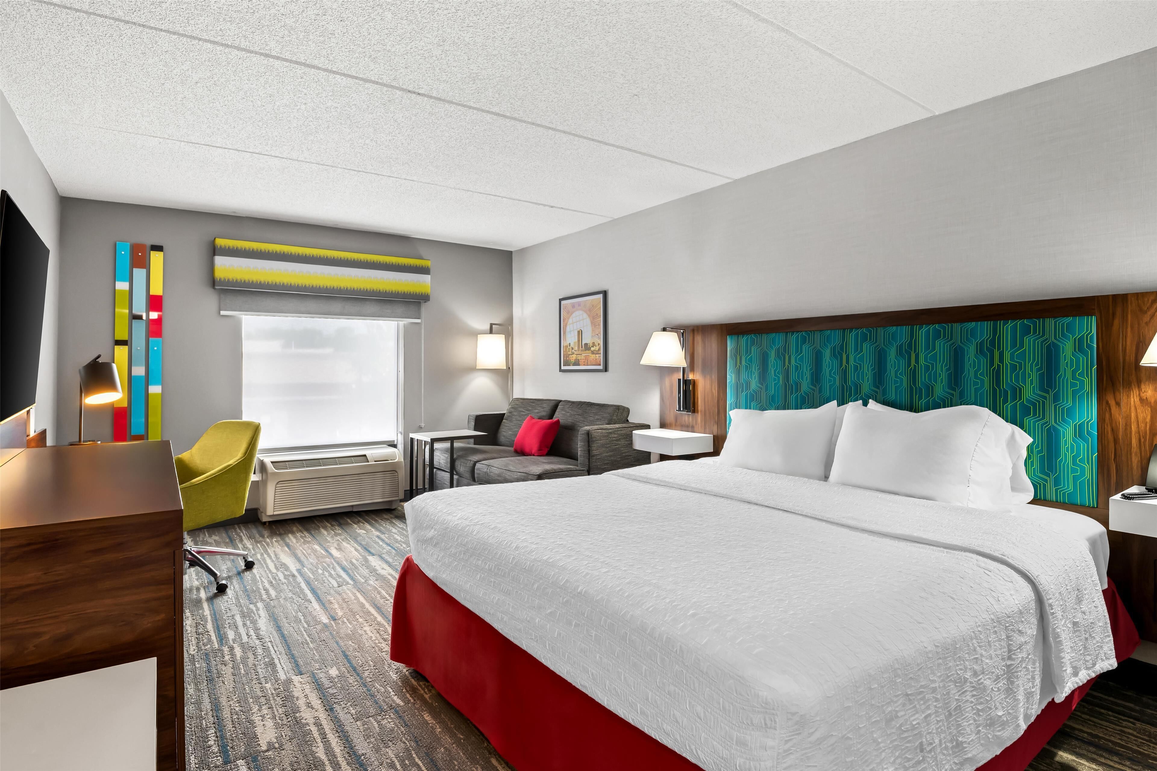 Classic Room, 1 King Bed | Living area | 37-inch TV with cable channels, pay films