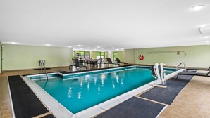 A swimming pool with a diving board, lounge chairs, and a sunbed area. - Hampton Inn & Suites Richmond/Virginia Center (Glen Allen)