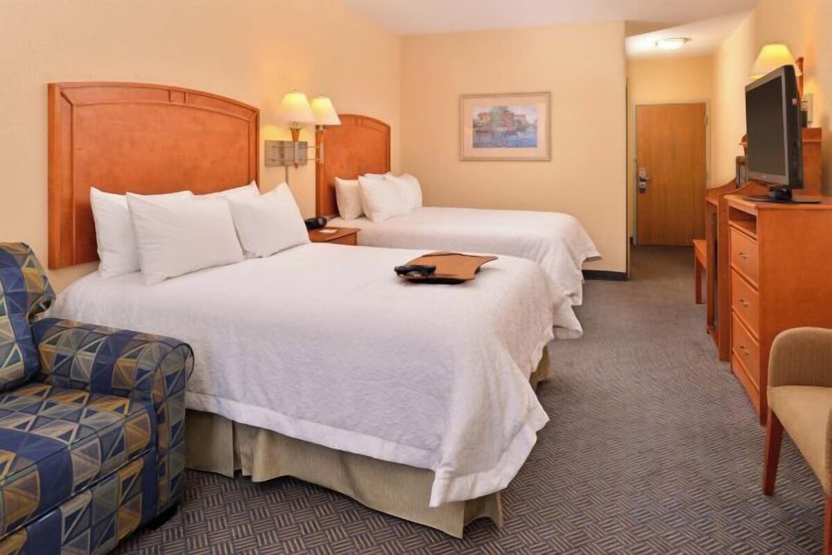 2 Queen Beds with Sofabed
