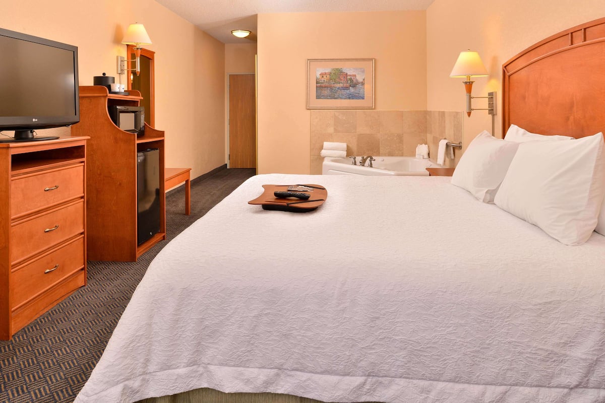 Suite, 1 King-Bett, Nichtraucher (Jetted Tub) | Hochwertige Bettwaren, Pillowtop-Betten, Verdunkelungsvorhänge