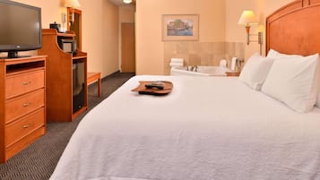 套房, 1 張特大雙人床, 非吸煙房 (Jetted Tub) | 高級寢具、特厚豪華床墊、遮光窗簾/窗簾、熨斗/熨衫板