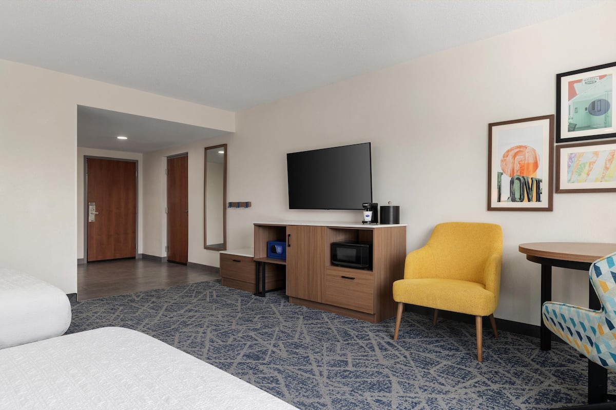 Habitación, 2 camas Queen size, con acceso para personas discapacitadas, tina | Ropa de cama de alta calidad y escritorio