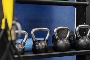 Ett ställ med kettlebells i olika viktklasser.