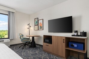 A hotel room with a bed, a desk, a chair, a flat-screen TV, a coffee maker, and a microwave. - Hampton Inn Farmville, VA (Farmville)