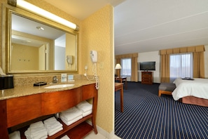 Premium bedding, individually decorated, individually furnished, desk - Hampton Inn Farmville, VA (Farmville)