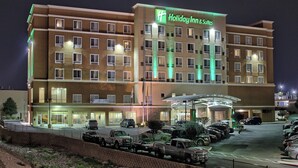 Un hôtel Holiday Inn & Suites à plusieurs étages, doté d’un parking et d’une entrée abritée.