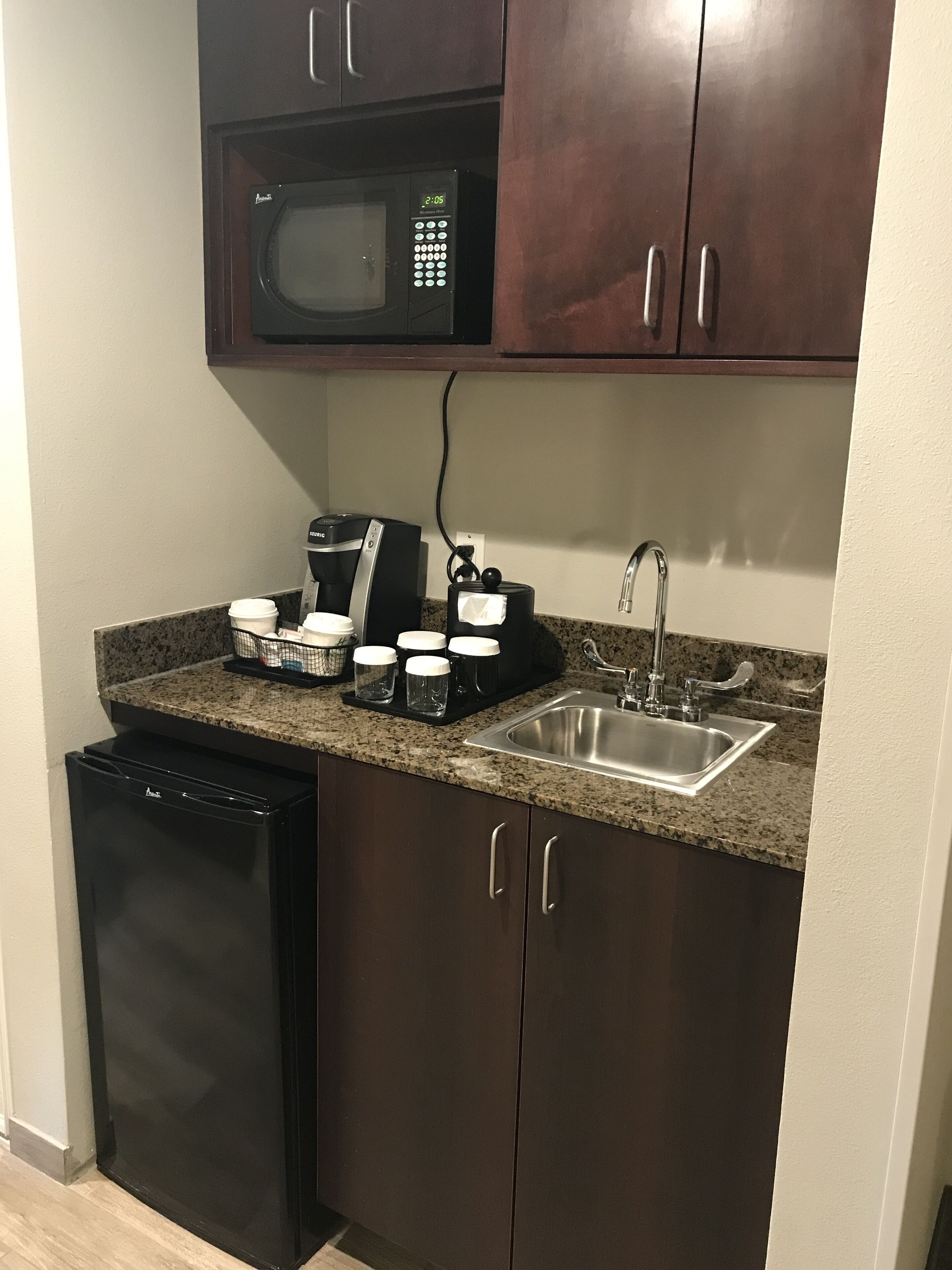 套房, 1 张特大床和 1 张沙发床 (Additional Living Area) | 私人简易厨房 | 茶具/咖啡用具、冰箱、微波炉