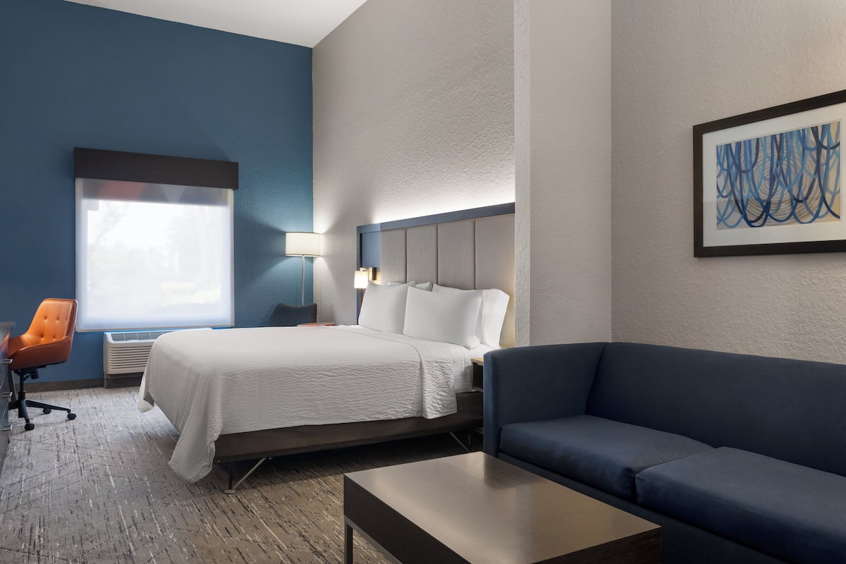 Standard Room, 1 King Bed, Accessible (Mobility Tub) | In-room safe, desk, iron/ironing board, rollaway beds