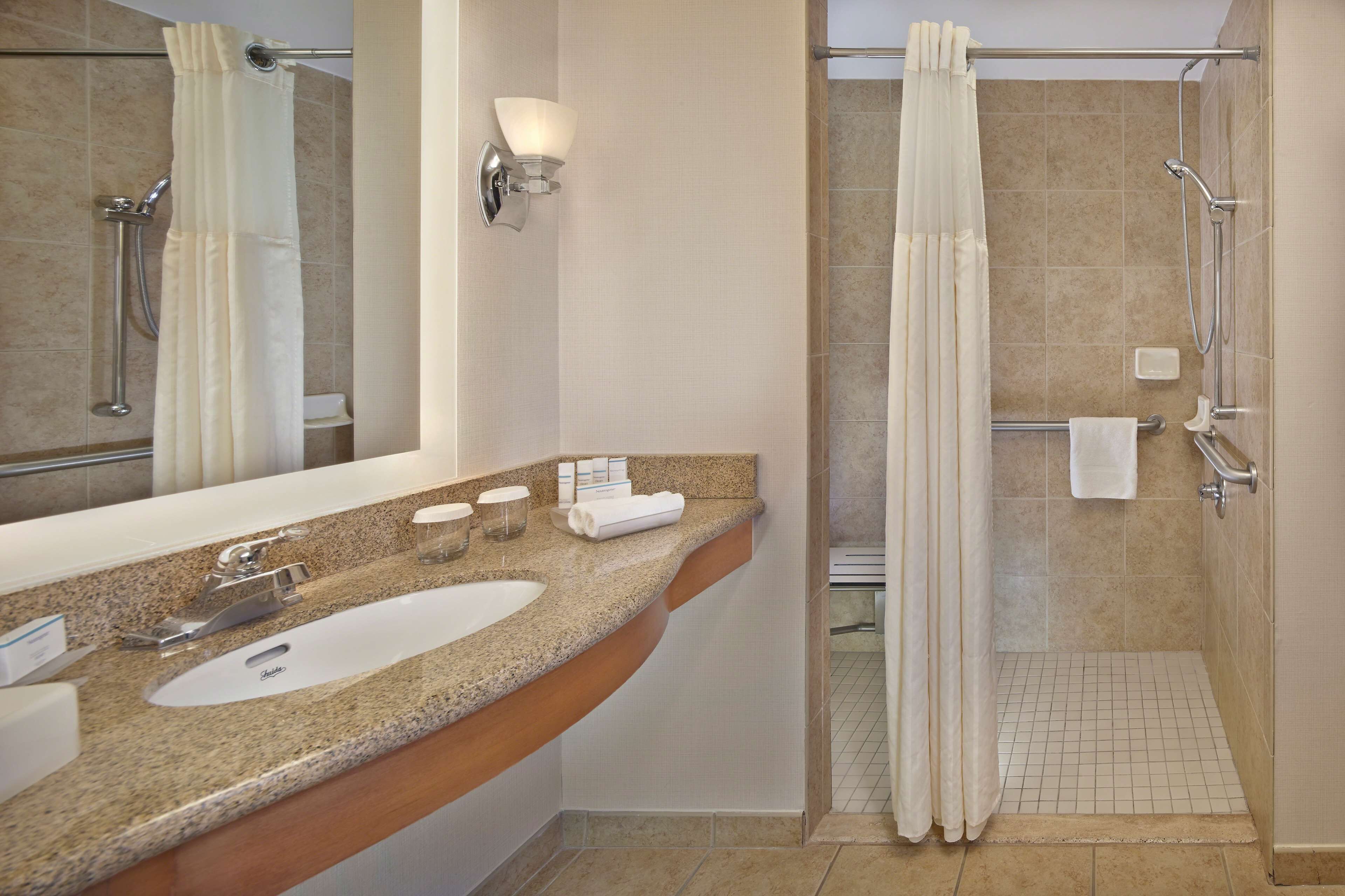 suite, 1 king bed, accessible (roll-in shower) | bathroom | combined shower/bathtub, free toiletries, hair dryer, towels