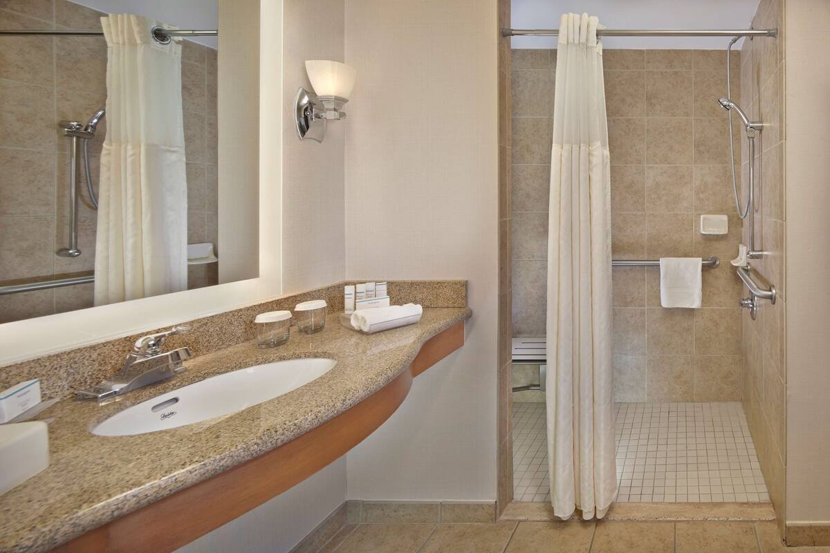 suite, 1 king bed, accessible (roll-in shower) | bathroom | combined shower/bathtub, free toiletries, hair dryer, towels