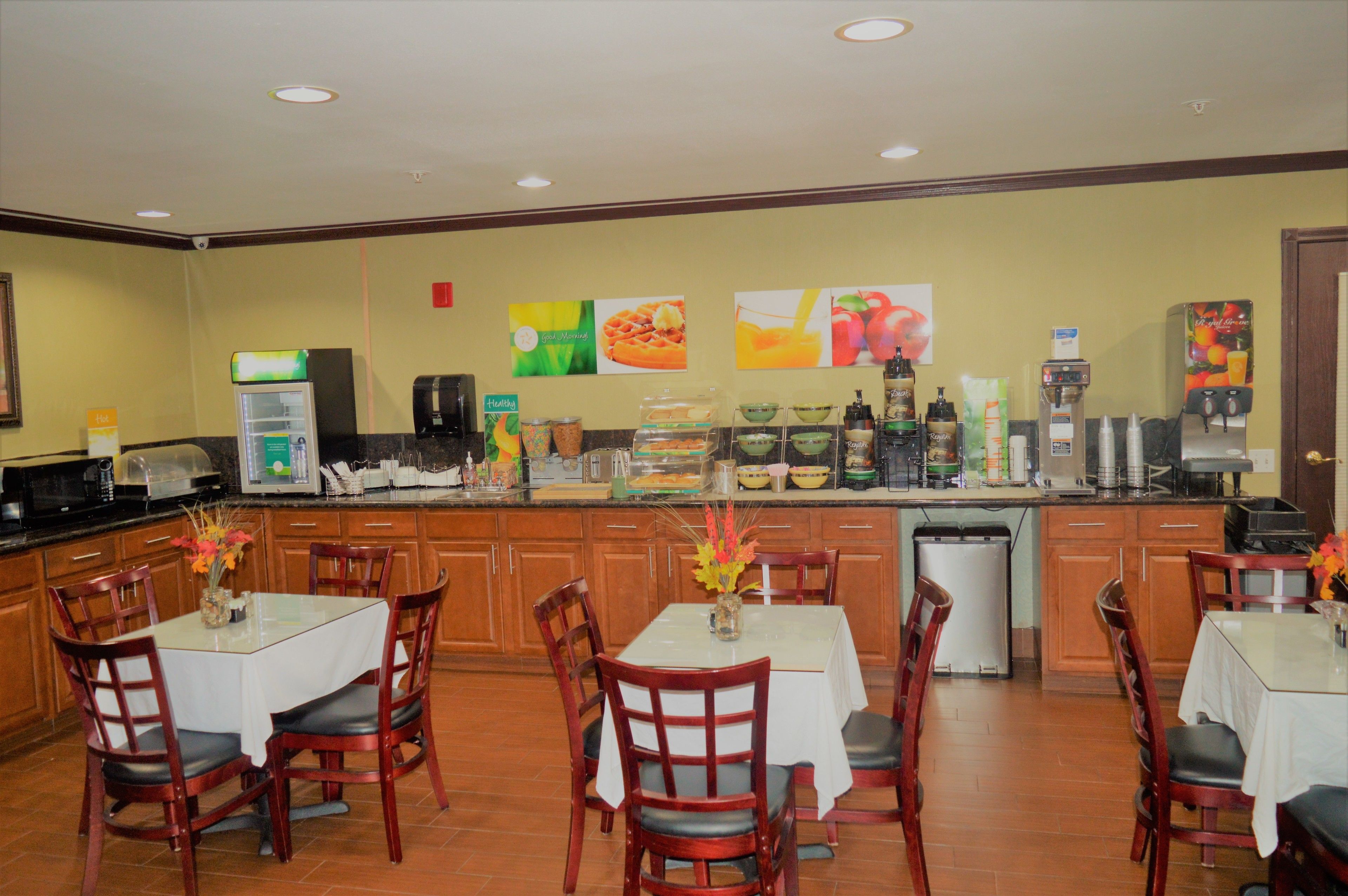 朝食 (ビュッフェ)、毎日提供 (無料)