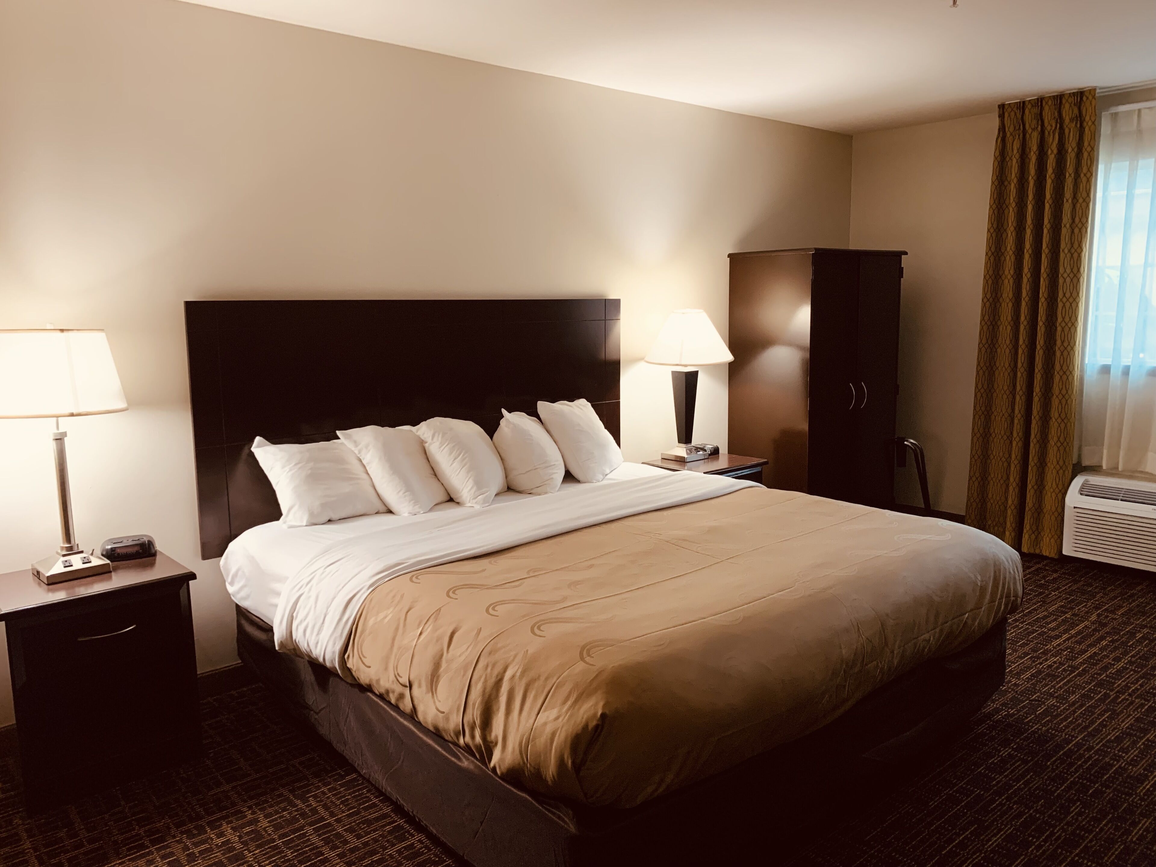 ルーム キングベッド 1 台 バリアフリー 禁煙 | セーフティボックス (室内)、客室ごとに異なる装飾、客室ごとに異なるインテリア、デスク