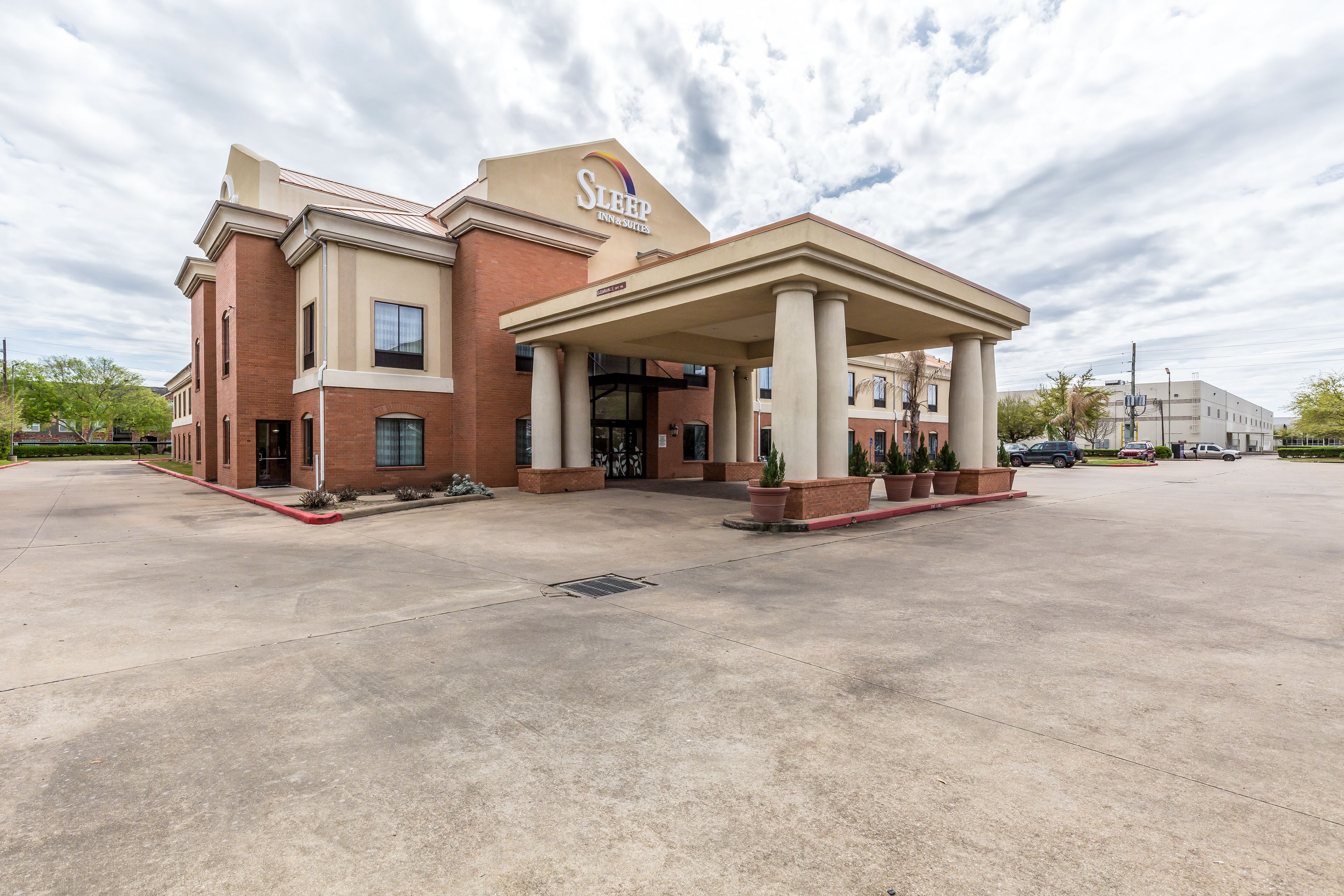 Edificio de Sleep Inn & Suites con entrada cubierta y fachada de ladrillo.