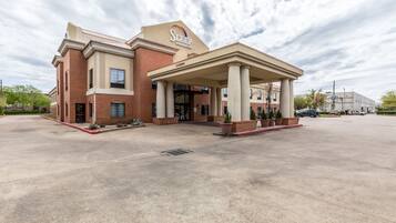 Edificio de Sleep Inn & Suites con entrada cubierta y fachada de ladrillo.