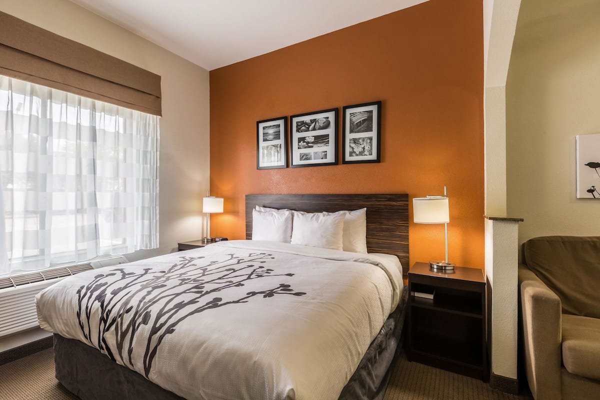 Premium bedding, in-room safe, desk, laptop workspace