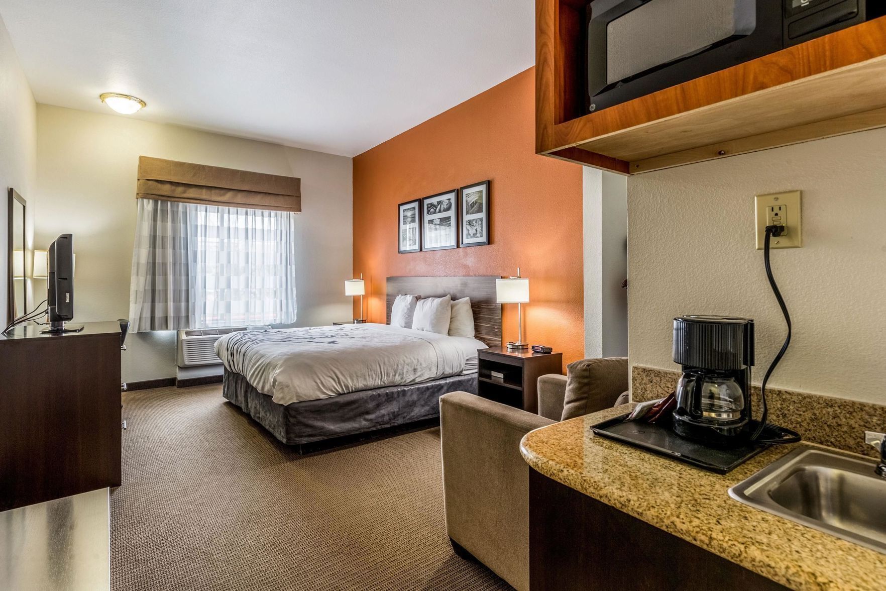Premium bedding, in-room safe, desk, laptop workspace