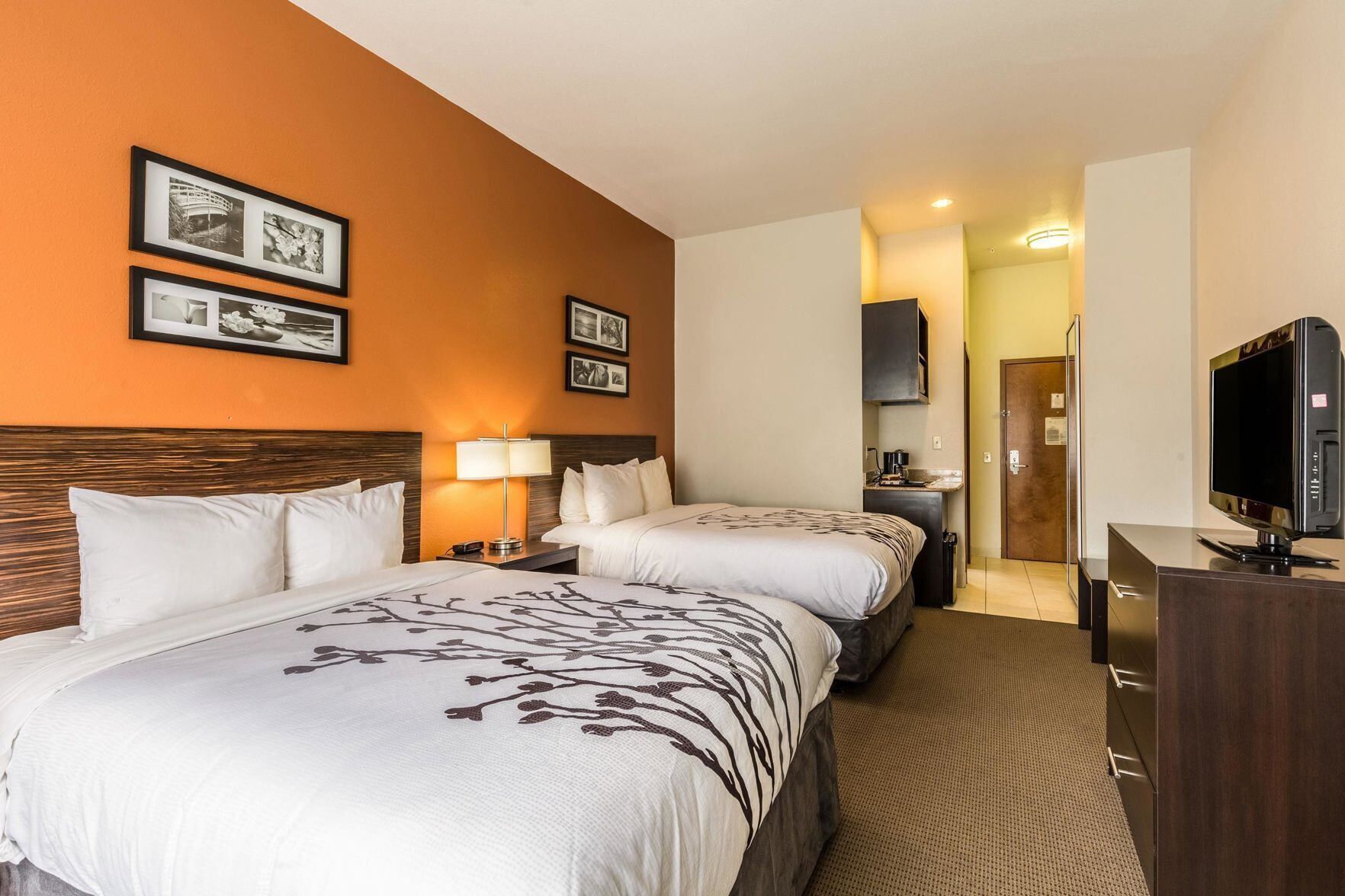 Premium bedding, in-room safe, desk, laptop workspace