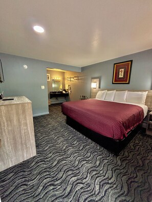 Room, 1 King Bed, Non Smoking | 1 bedroom, free WiFi, bed sheets, alarm clocks